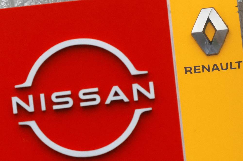 شعارا «نيسان» و«رينو» في باريس، فرنسا (رويترز) 
