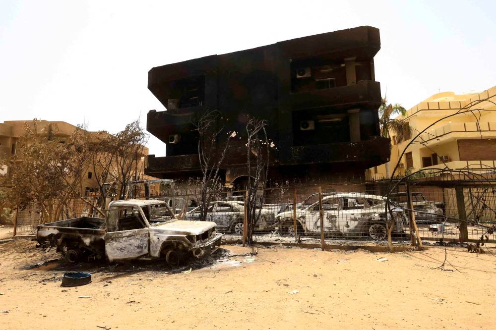 منزل محترق وسيارات مدمرة جراء القصف المتبادل بين الجيش السوداني والدعم السريع (رويترز)