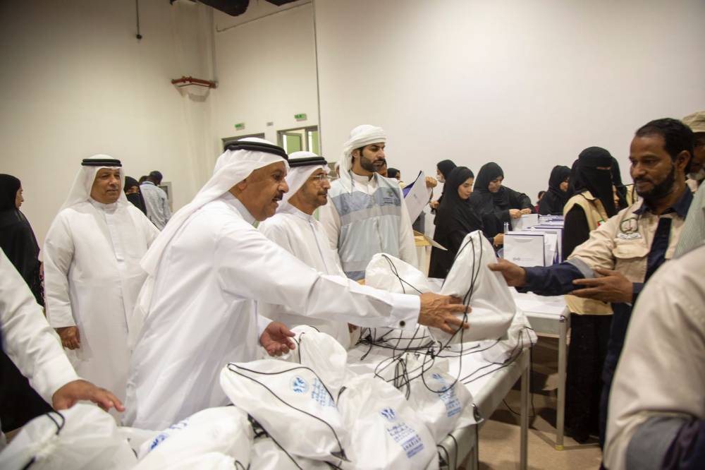 سالم القصير يوزع أدوات الوقاية على العمال بحضور محمد الزرعوني 