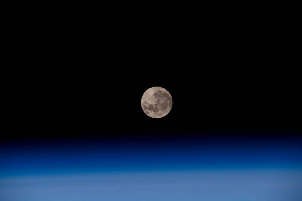 القمر بأجمل إطلالة له بعدسة النيادي