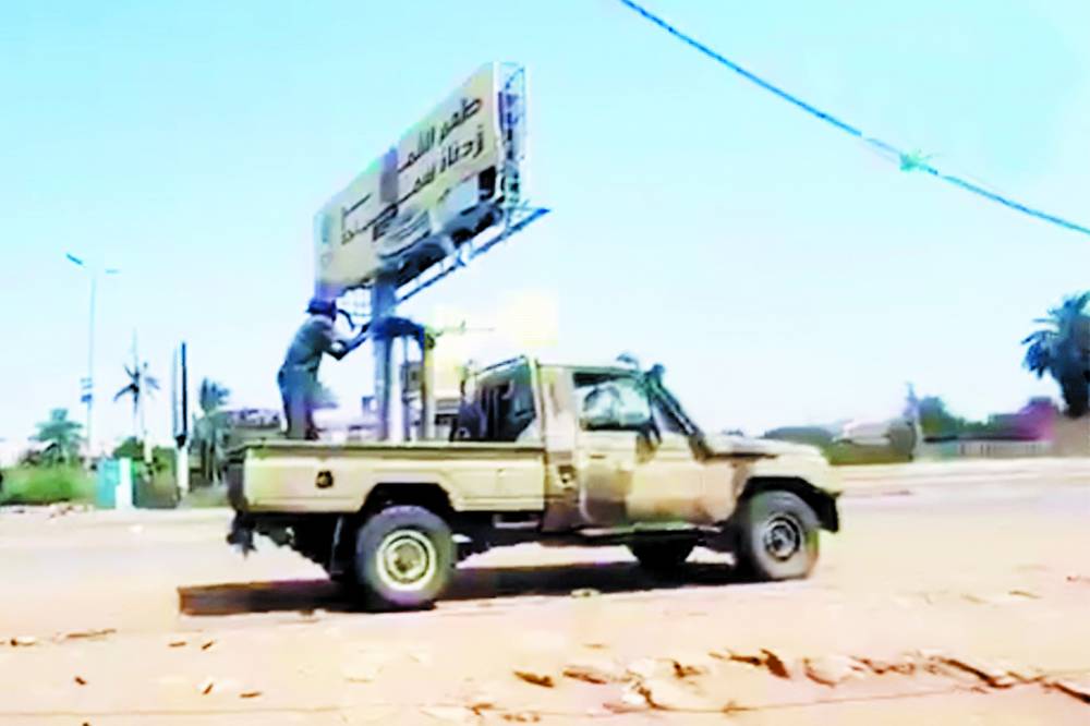 جندي من الجيش السوداني يطلق النار من رشاش في معارك أم درمان (أ ف ب )