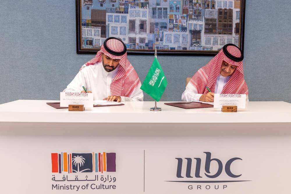 بدر بن عبد الله ووليد البراهيم خلال التوقيع