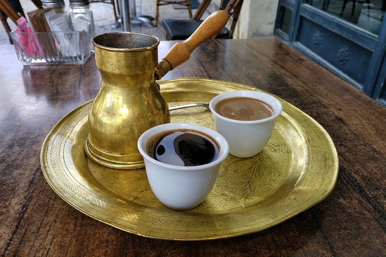 القهوة من طقوس الضيافة