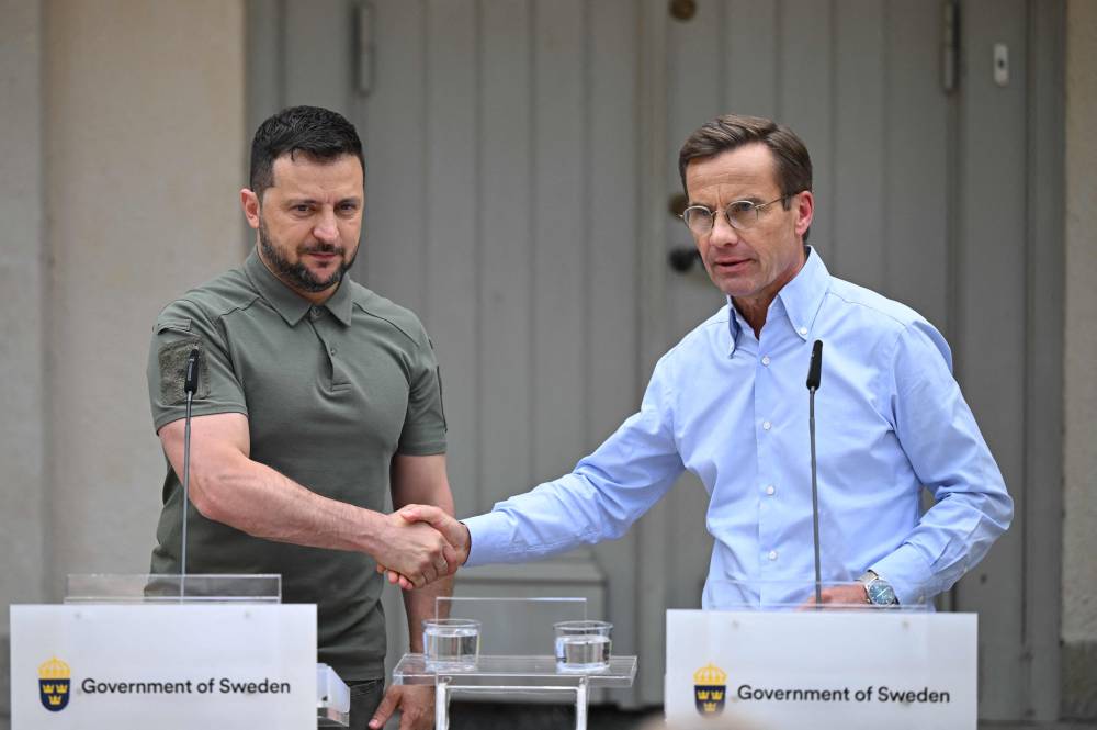 زيلينسكي: بدأنا محادثات مع السويد بشأن الحصول على مقاتلات جريبين