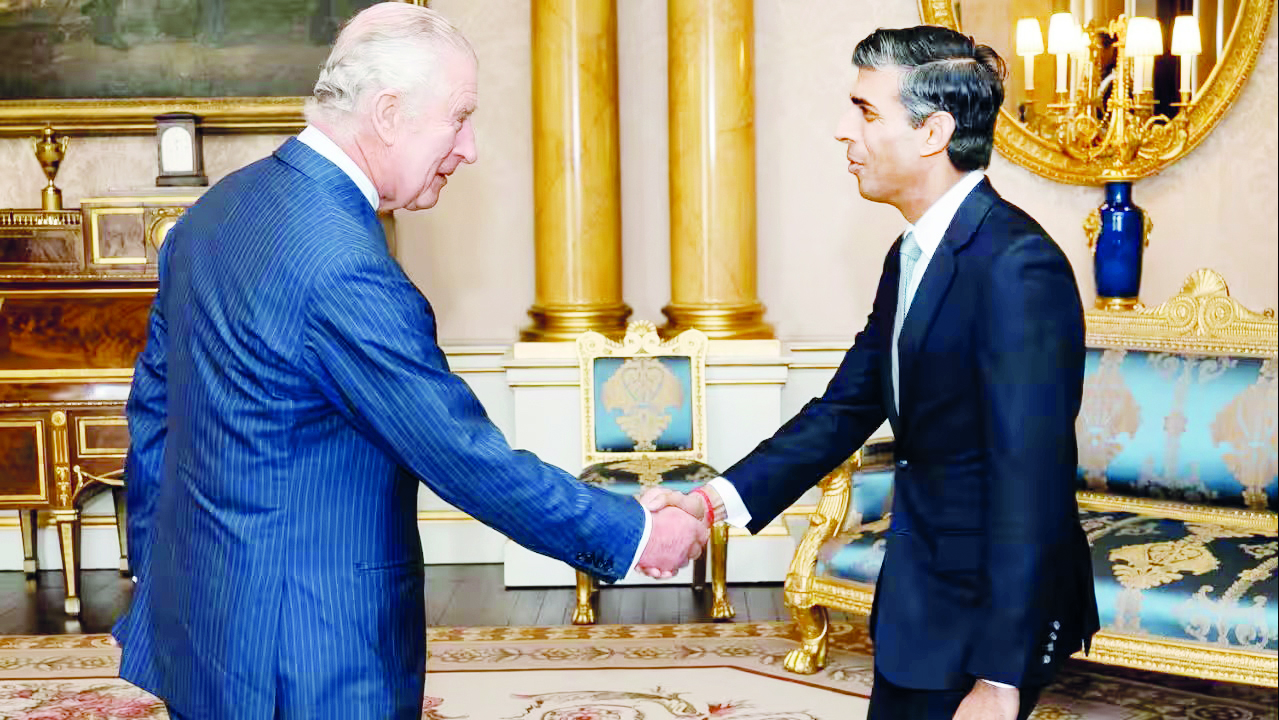  رئيس الوزراء البريطاني ريشي سوناك يصافح الملك تشارلز 