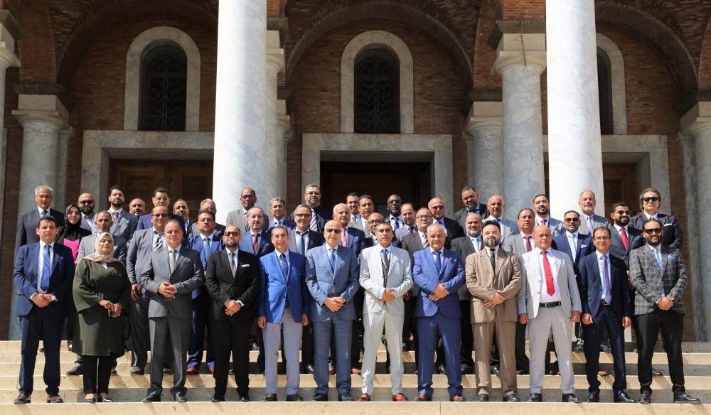 لقطة جماعية للعاملين في مصرف ليبيا المركزي بعد قرار توحيده 