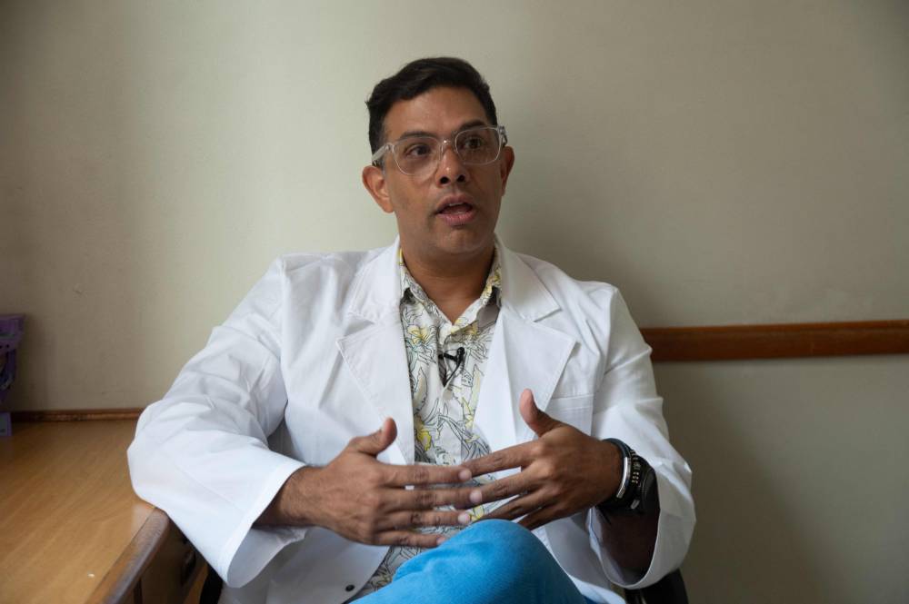 د.خوان كارلوس (أ.ف.ب)