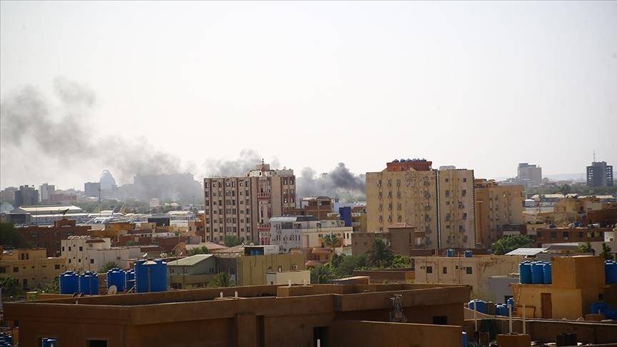سحب الدخان تتصاعد في سماء أم درمان جراء الاشتباكات بين الجيش والدعم السريع 