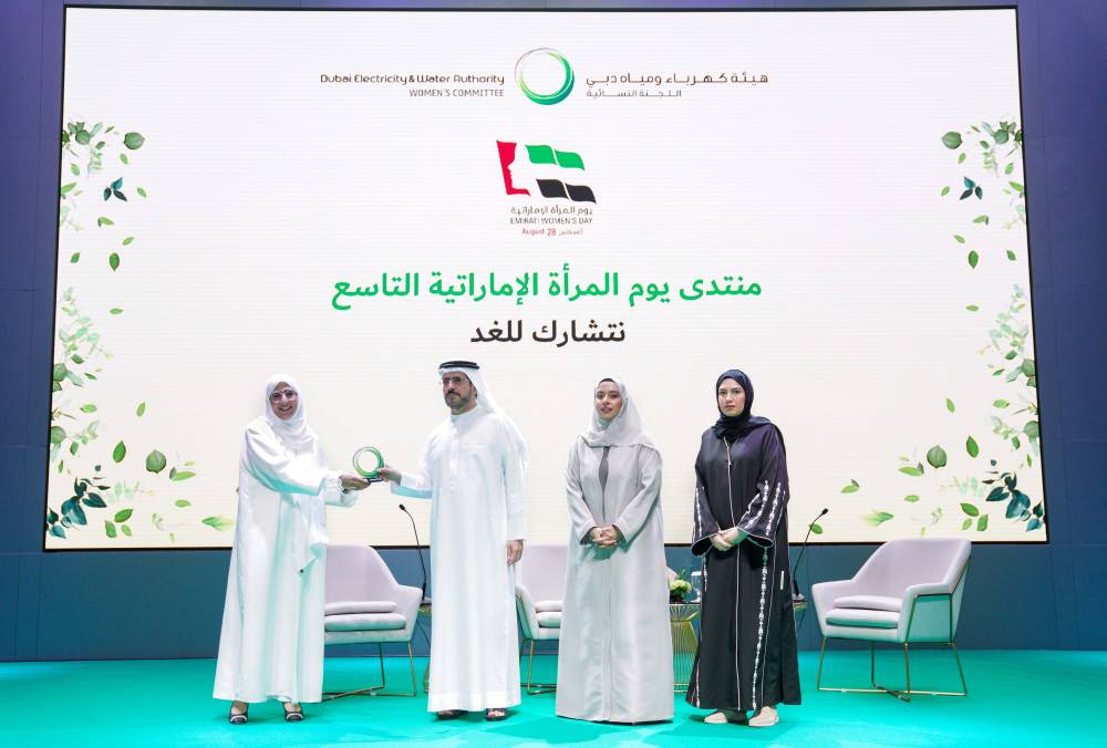 سعيد الطاير يكرم إحدى المتميزات 