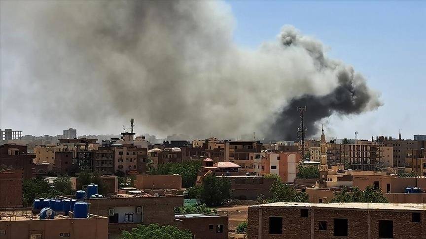  دخان أسود كثيف يتصاعد في سماء الخرطوم جراء الاشتباكات 