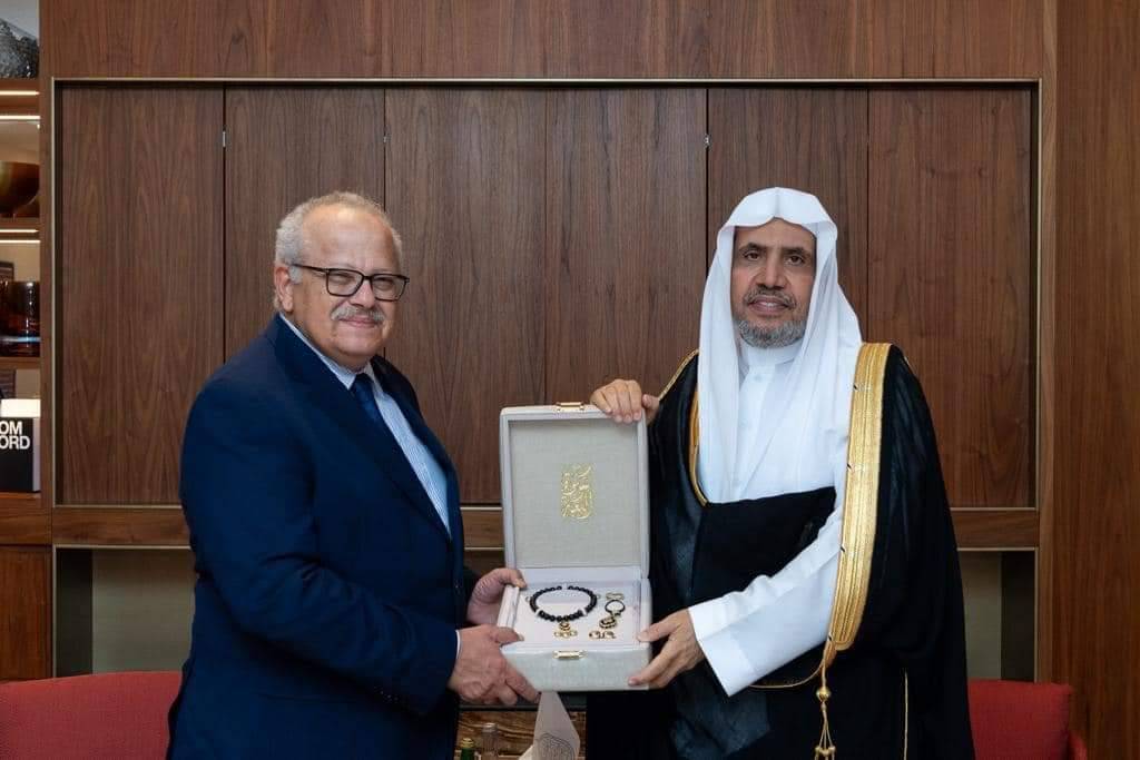 رابطة العالم الإسلامي تكرم رئيس جامعة القاهرة