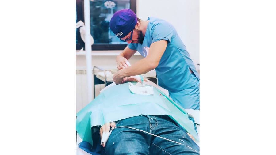 طبيب مزيف يفر إلى هونغ كونغ هرباً من عقوبة