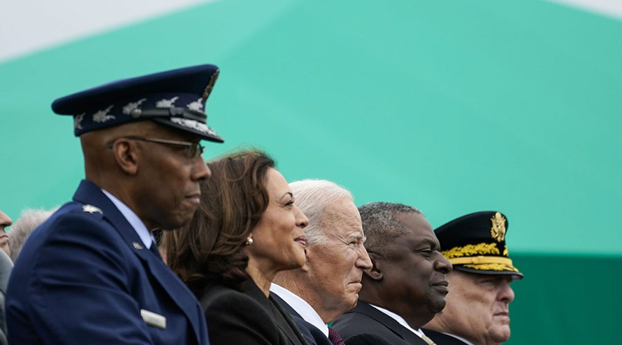 بايدن وهاريس يتوسطان تشارلز براون ولويد أوستن ومارك ميلي