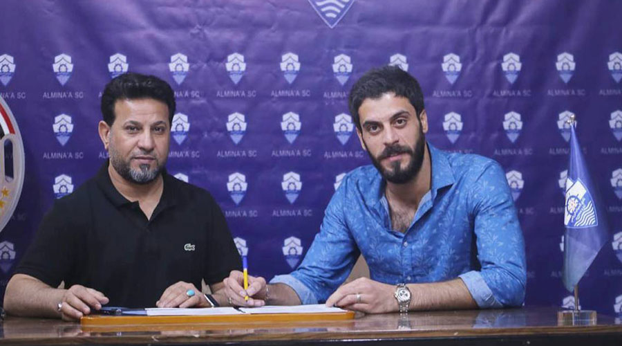  مرتجى عادل ناصر أثناء توقيعه العقد مع إدارة الميناء 