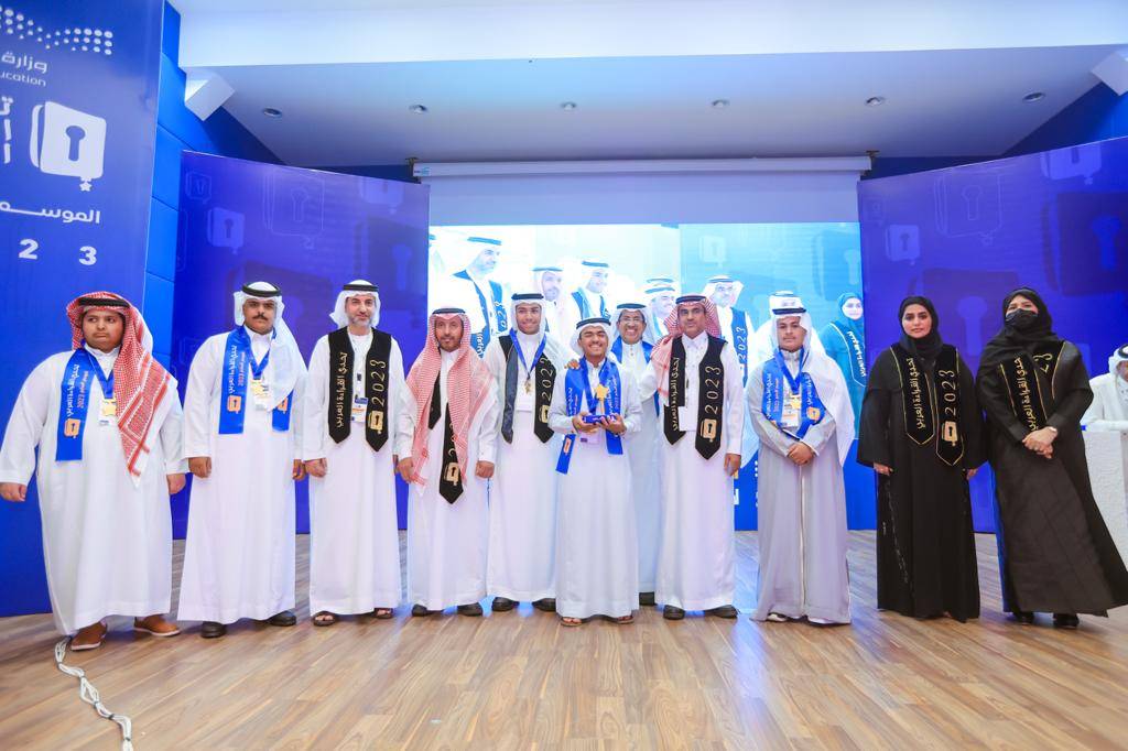 المسؤولون وبطل التحدي حسين المهدي وجانب من المشاركين 