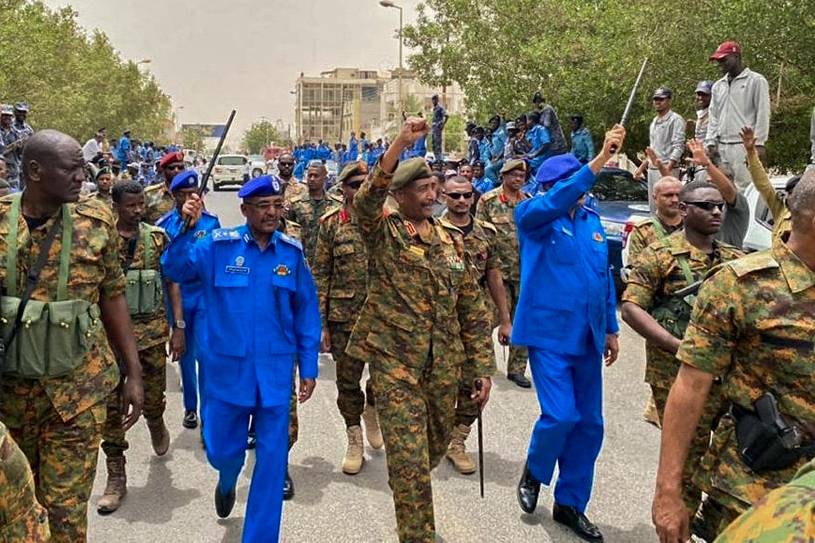  عبد الفتاح البرهان بين أفراد الجيش خلال جولة في أحد أحياء بورتسودان (اف ب) 