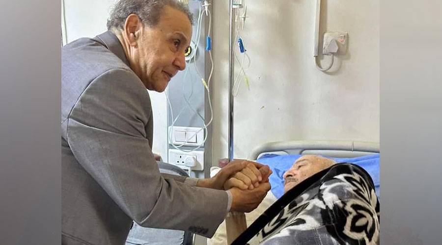  سعدون جابر.. يد بيد مع الراحل ياس خضر أثناء رقوده بالمشفى 
