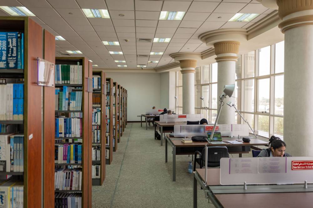 الكتب ومصادر المعرفة في المكتبة 