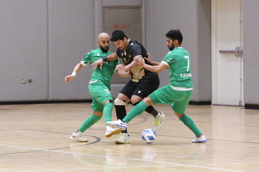  الخمري يحاول تخطي علي زايد وخالد الشوكة