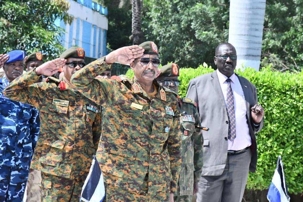 البرهان خلال تفقده الفرقة الرابعة للجيش السوداني (سونا)