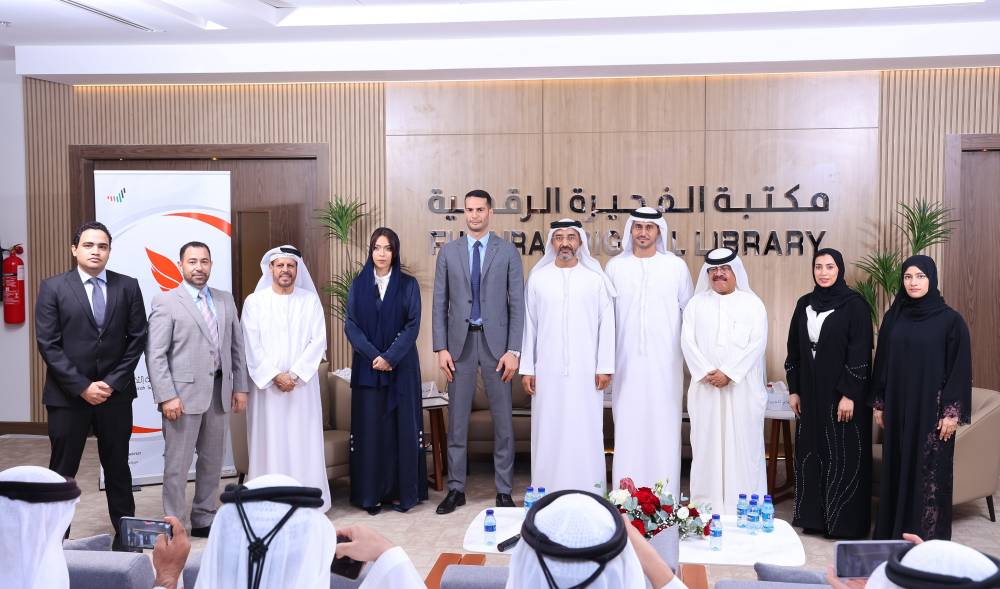 الظنحاني يتوسط المشاركين في الأمسية