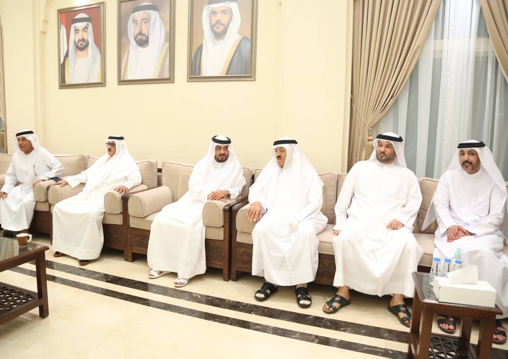  راشد بن الشيخ وسلطان السويدي يعزيان العائلة 