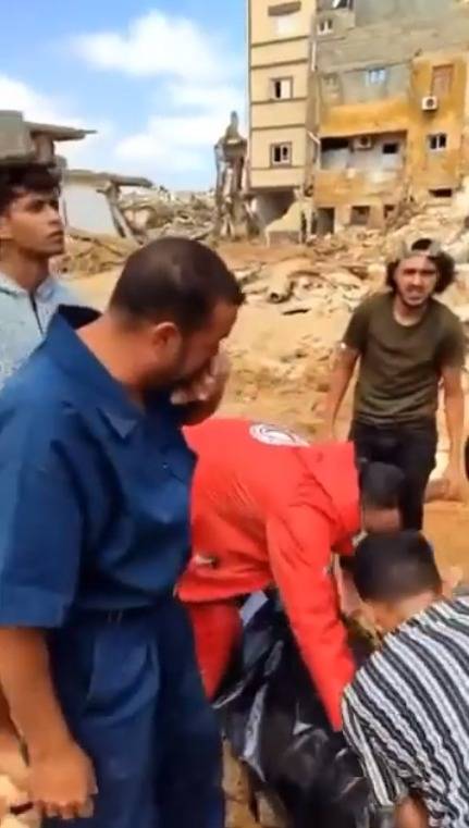 فيديو| صدمة أب ليبي أثناء انتشال جثة ابنه من تحت الأنقاض