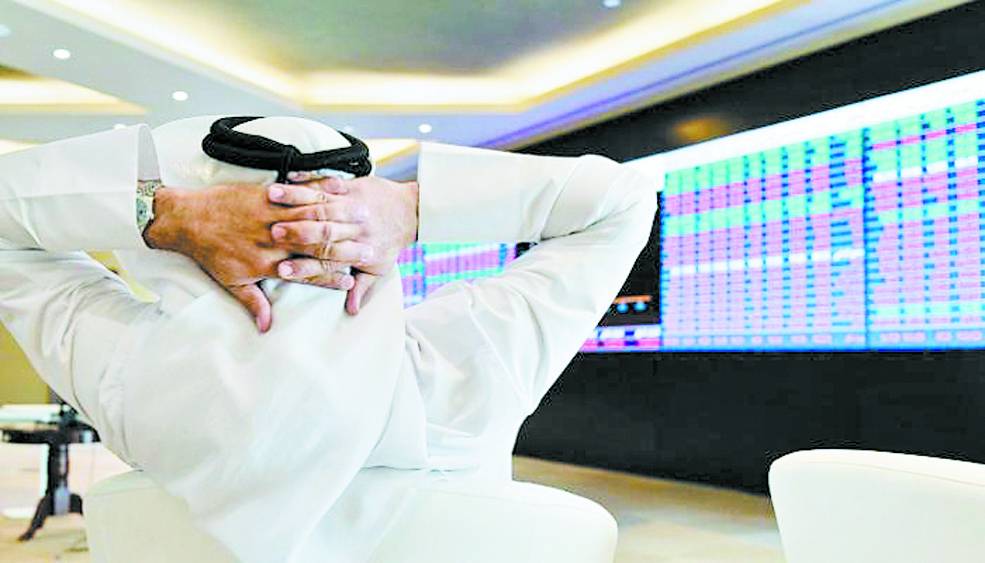متعامل في بورصة قطر (وكالات)