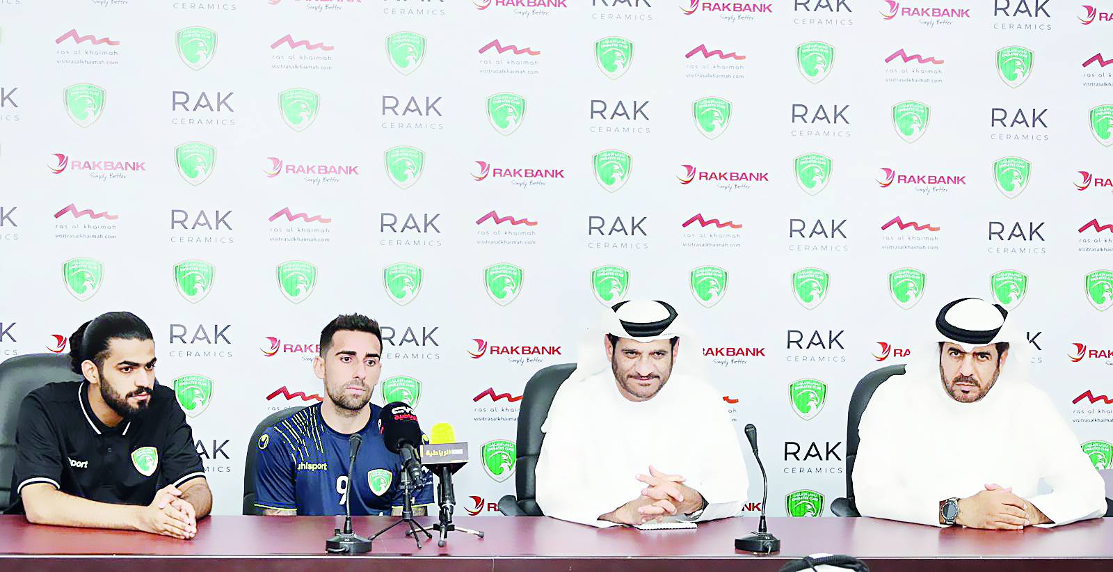 البطران وألكاسير خلال المؤتمر الصحفي