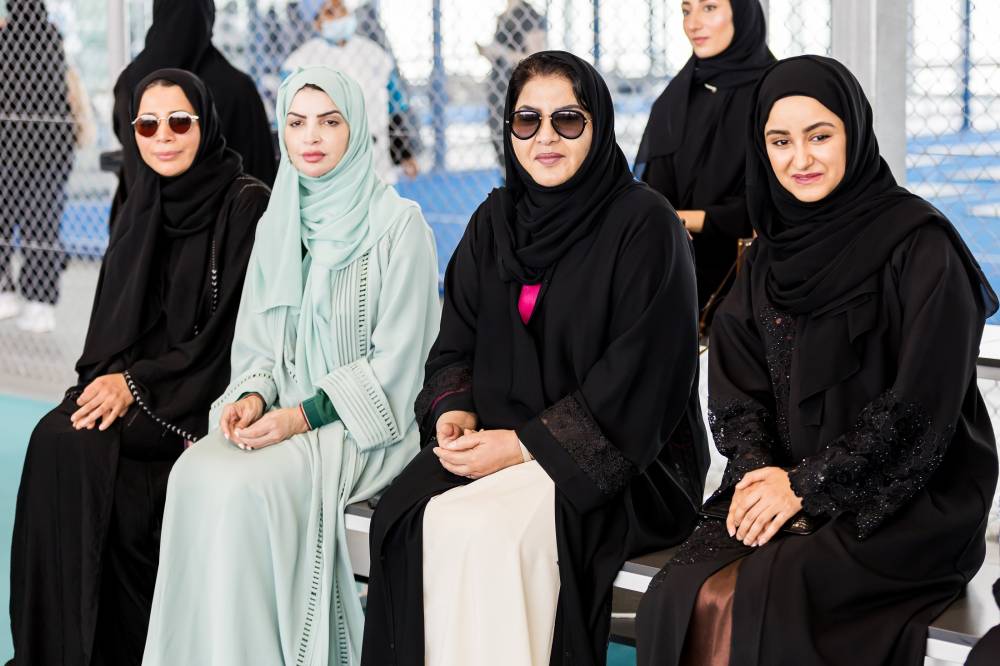 نورة السويدي تتابع الفعاليات مع الحاضرات 