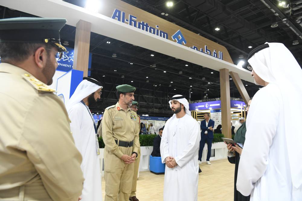 عبدالله المري يتفقد معرض رؤية الإمارات