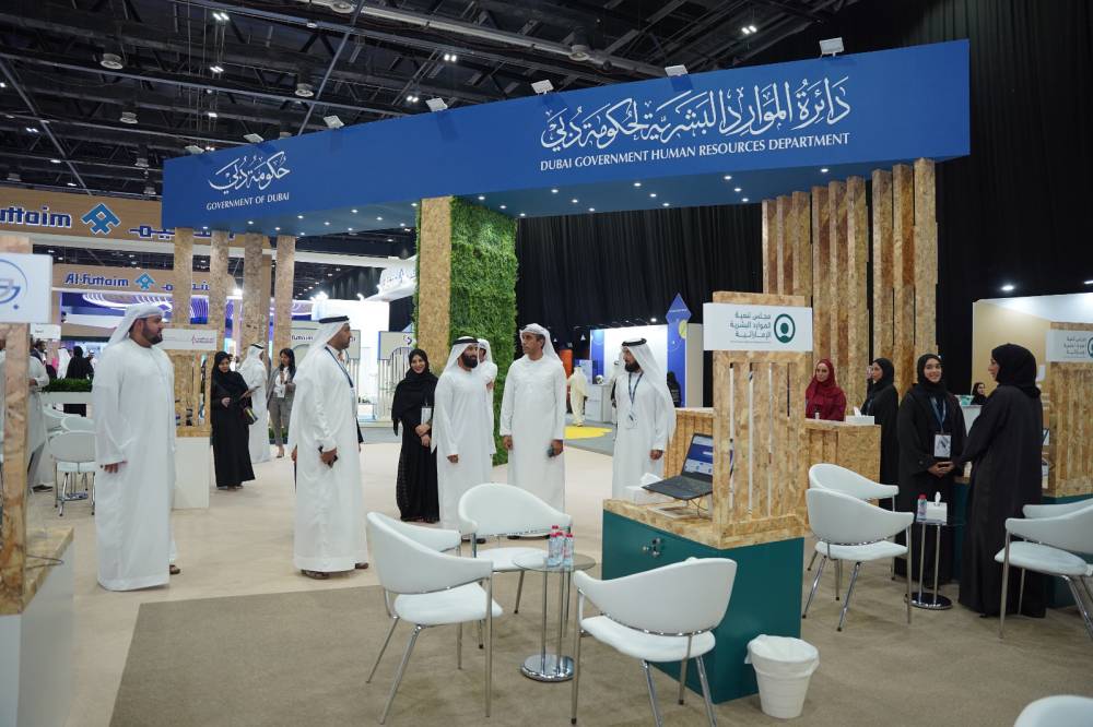 البسطي خلال تفقده المعرض