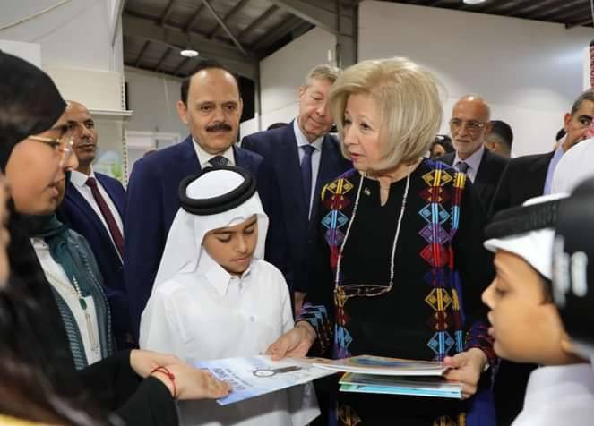 هيفاء النجار خلال جولتها في المعرض