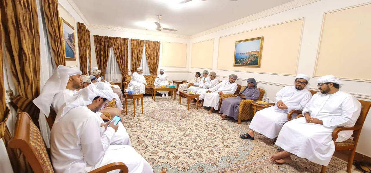 بن حم خلال لقائه المسؤولين العُمانيين