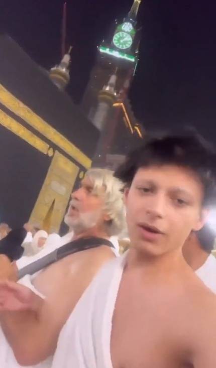 فيديو| «شيطان منصات التواصل» يعتنق الإسلام ويؤدي مناسك العمرة