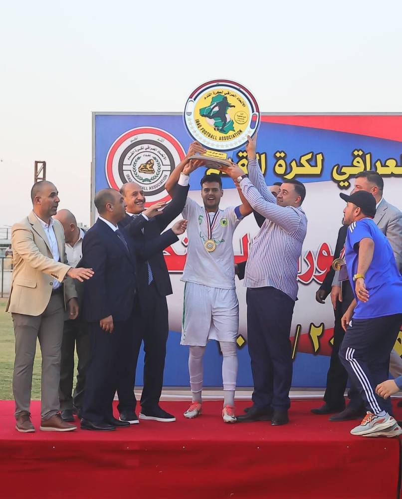 درجال يمنح درع بطولة الجمهورية لقائد منتخب صلاح الدين