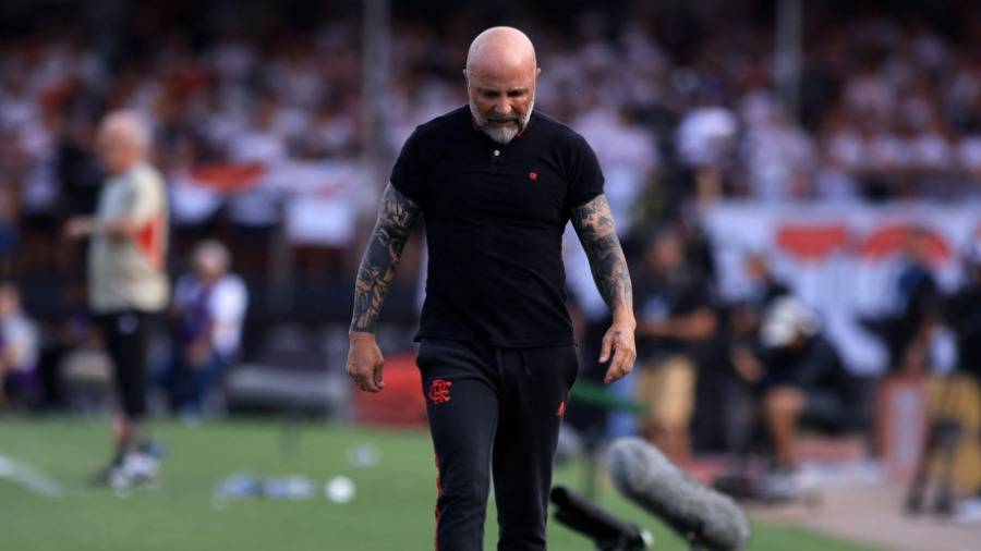 فلامنغو البرازيلي يقيل مدربه سامباولي