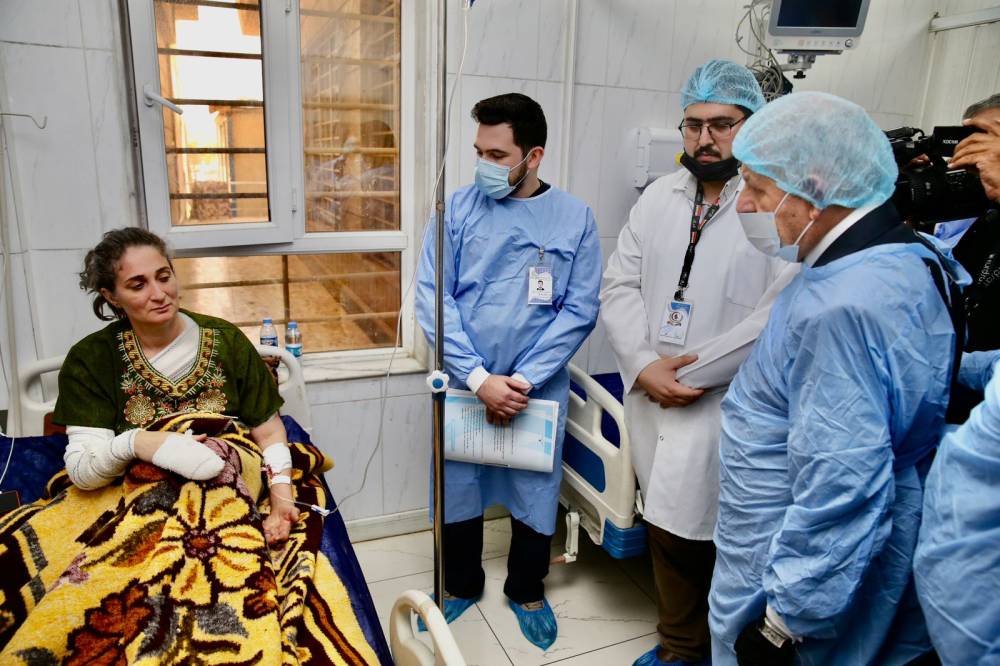 6- الرئيس العراقي عبد اللطيف رشيد خلال تفقده المصابين بحادثة حريق الحمدانية