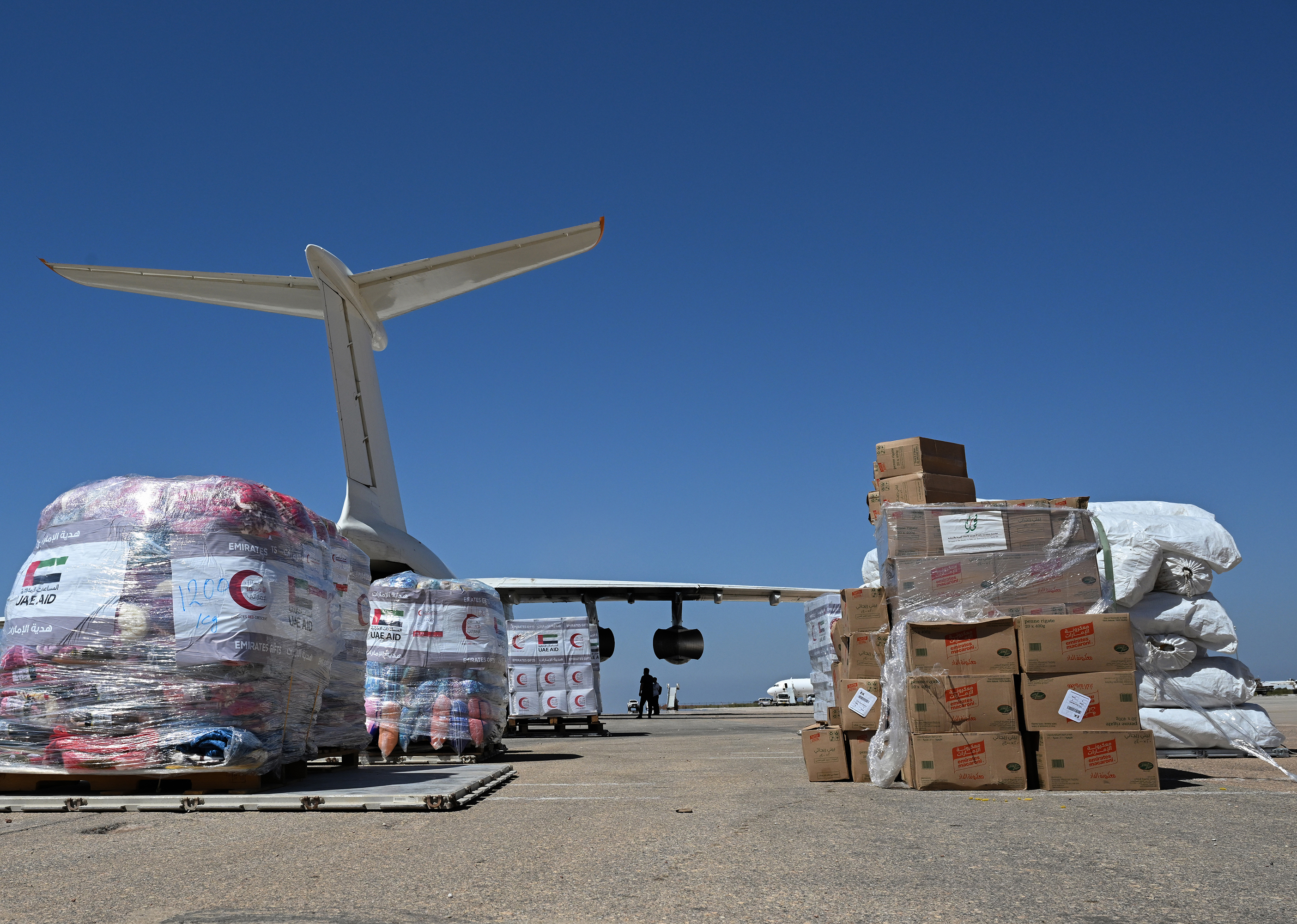 37 طائرة مساعدات إماراتية منذ إطلاق الجسر الجوي إلى ليبيا