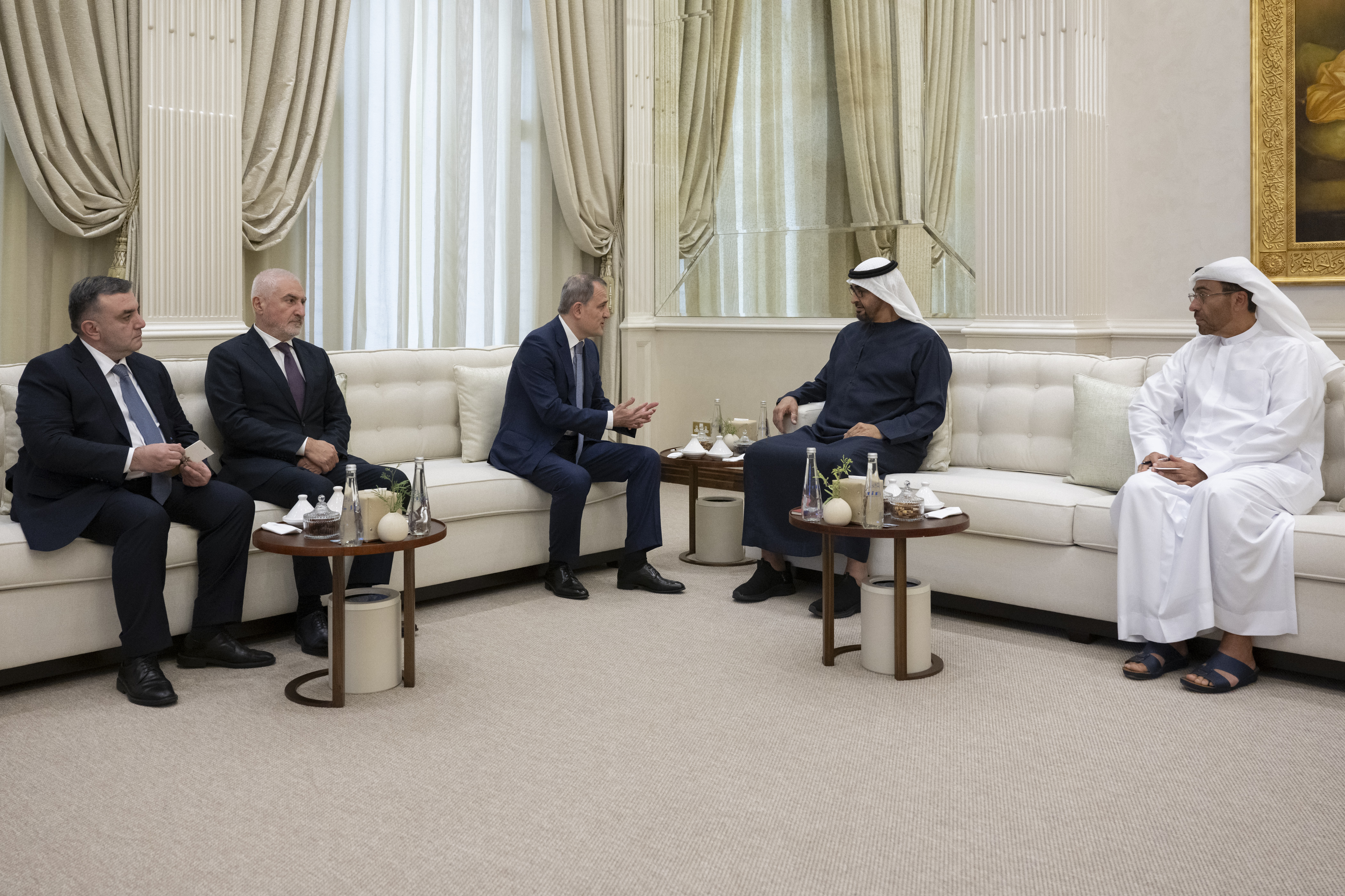  محمد بن زايد ووزير خارجية أذربيجان يبحثان تطوير علاقات البلدين 