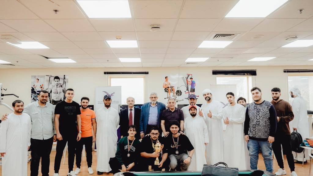 إدارة الجامعة مع الفائزين