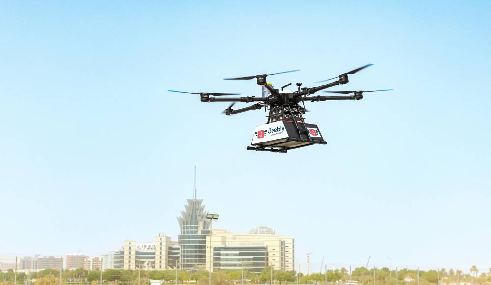 الطائرة بدون طيار خلال إجراء التجارب