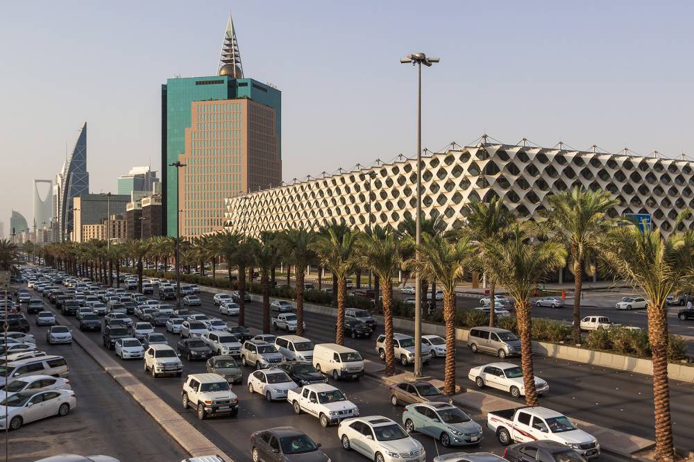 سيارات في أحد الشوراع بالرياض