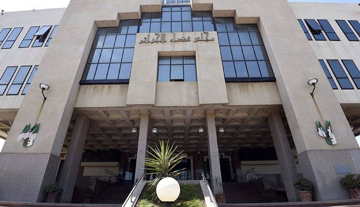 الجزائر تبقي 38 حكماً بالإعدام في قضية مقتل شاب أثناء حرائق 2021