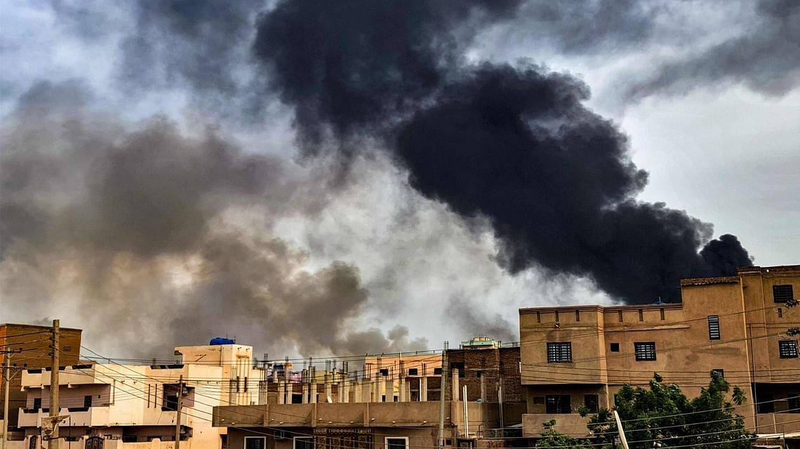 سحب الدخان الأسود تتصاعد في سماء العاصمة السودانية الخرطوم 