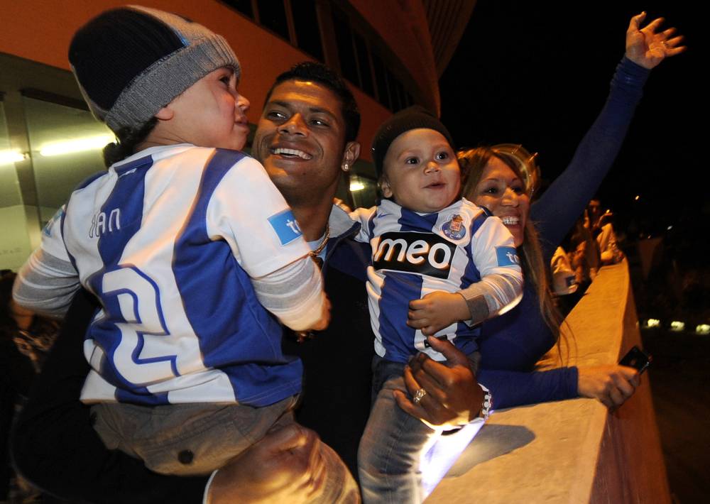 هالك نجم بورتو السابق مع زوجته السابقة إران والأولاد 