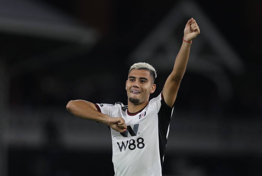 بيريرا يحتفل بقميص فولهام