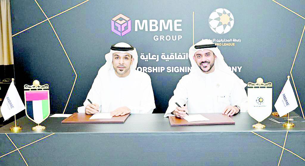 عبد الهادي محمد والحوسني خلال توقيع عقد الشراكة مع الرابطة