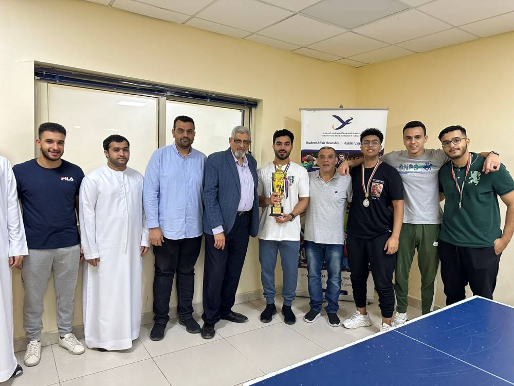 إدارة الجامعة مع الفائزين