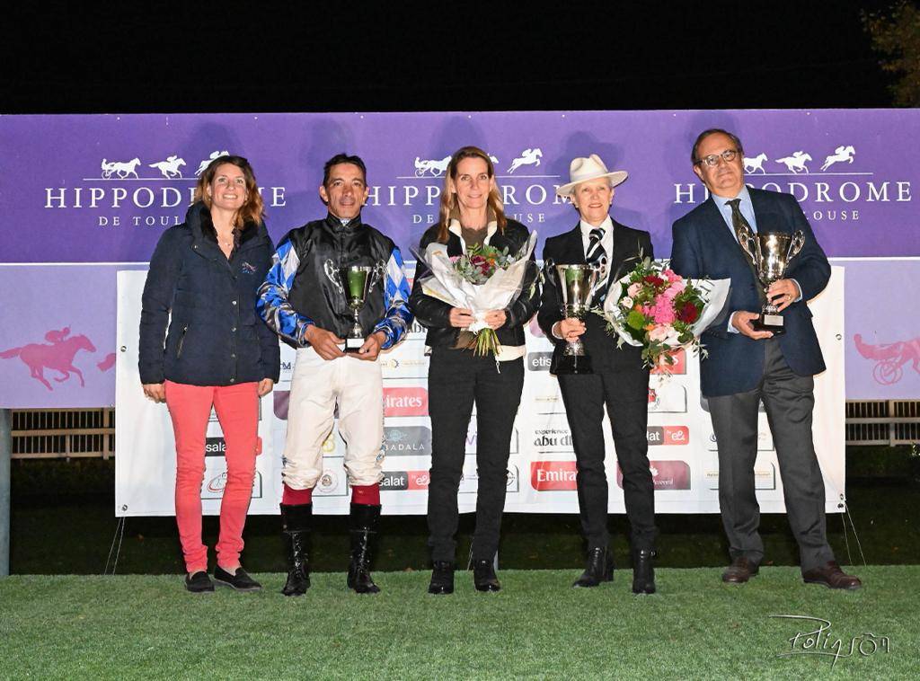 الفائزون خلال تتويجهم